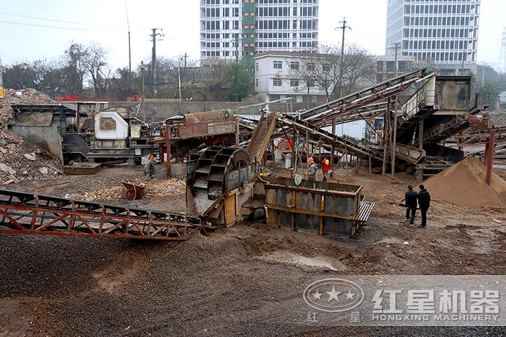 小型粉碎建筑垃圾的机器现场